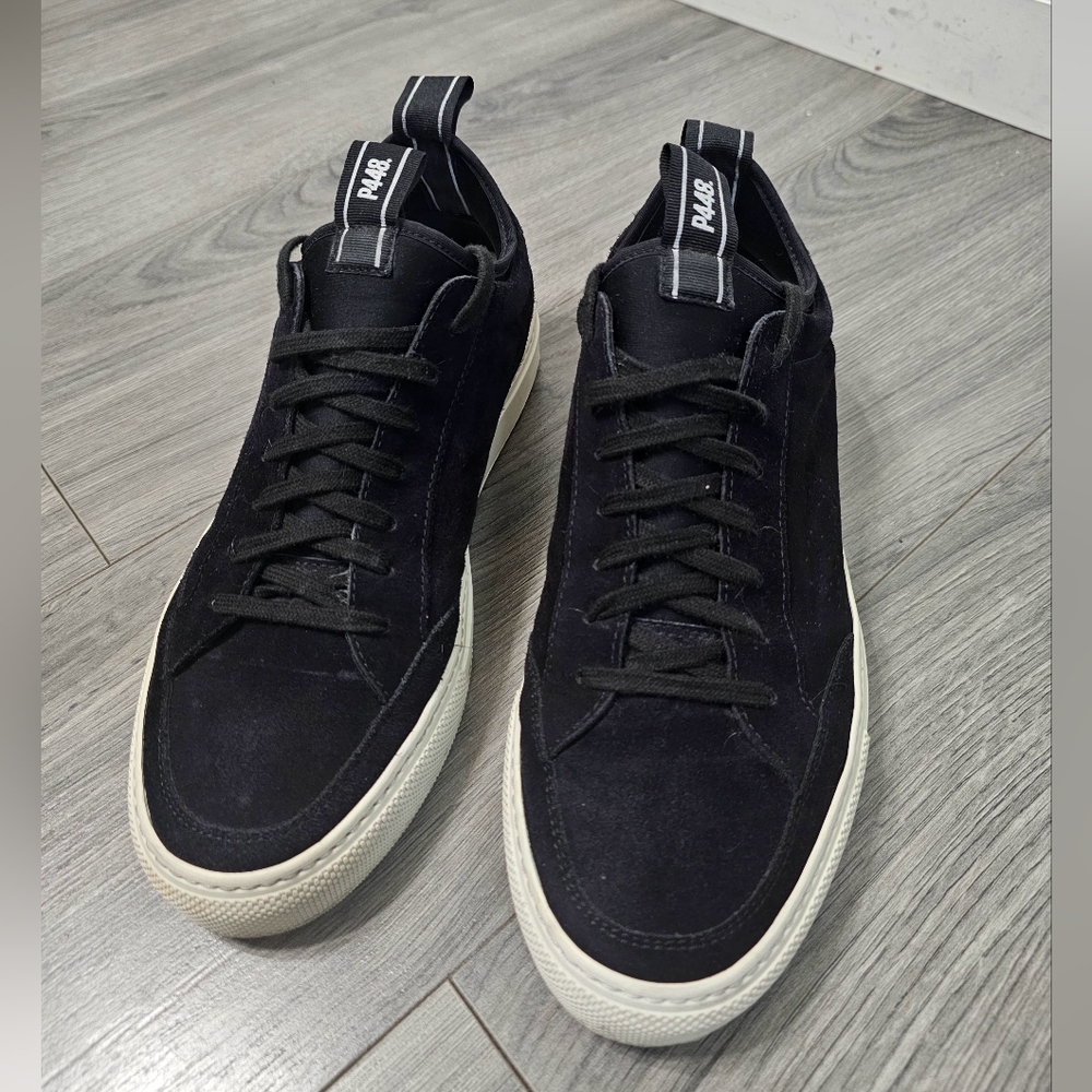 Modern Black Sneakers with Sleek Design and Two-Tone Sole